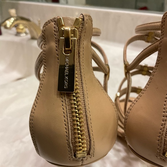 Michael Kors Charlene Strappy Sandals in Nude Leather w/ gold detail Sz 8 / 38.5 - Picture 6 of 15
